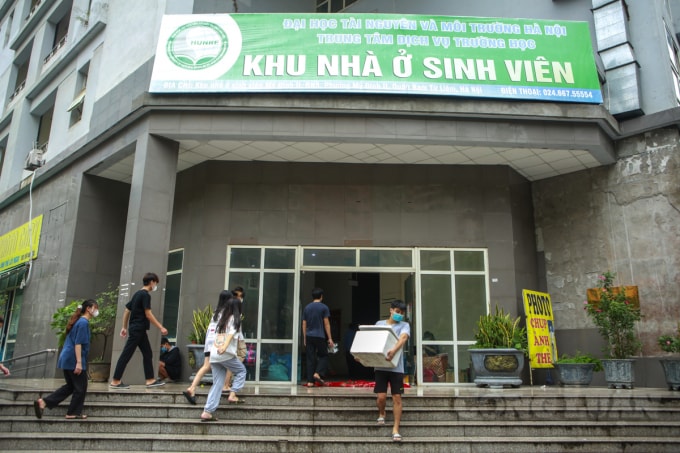 Ghi nhận của PV, vào chiều 23/7 tại KTX Mỹ Đình 2 (tại phường Mỹ Đình 2, quận Nam Từ Liêm), rất đông sinh viên đang lưu trú ở đây đã dọn đồ di chuyển ra khỏi KTX.