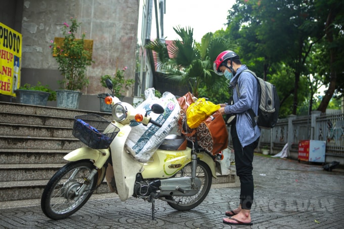 Một sinh viên quê ở Bắc Giang đã quyết định dọn hết đồ của mình lên xe máy và di chuyển về nhà ngay trong chiều nay 23/7.
