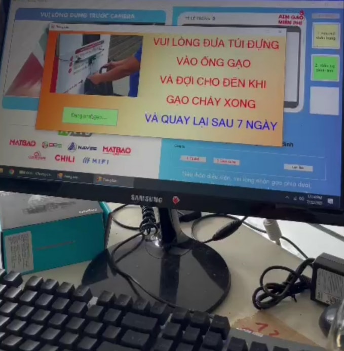 Sau khi nhận diện khuôn mặt, máy sẽ mời lấy gạo hoặc