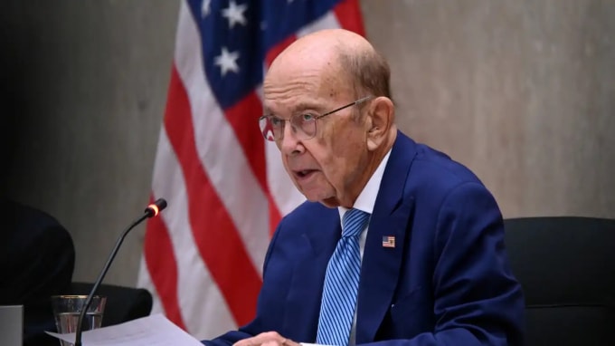 Cựu Bộ trưởng Thương mại Wilbur Ross phát biểu trong Đối thoại Chiến lược Hoa Kỳ-Qatar thường niên lần thứ ba tại Bộ Ngoại giao ở Washington vào ngày 14 tháng 9 năm 2020. © Reuters