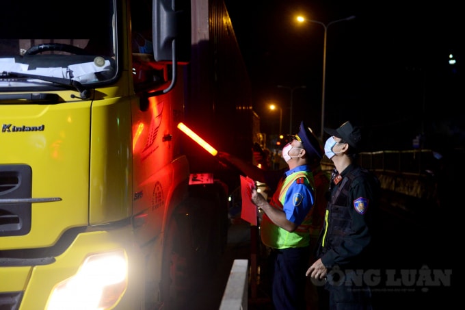 Việc thực hiện “luồng xanh” vận tải và giấy nhận diện phương tiện sẽ đảm bảo lưu thông thông suốt khi phương tiện vận chuyển đi, đến hoặc đi qua các chốt kiểm soát ra/vào khu vực đang áp dụng Chỉ thị 16. Ảnh minh họa