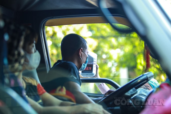 Hướng dẫn các đơn vị vận tải đăng ký cấp thẻ nhận diện phương tiện, ưu tiên hoạt động trên các “luồng xanh” vận tải và in bổ sung thêm nhãn “hàng mau hỏng”. Ảnh minh họa