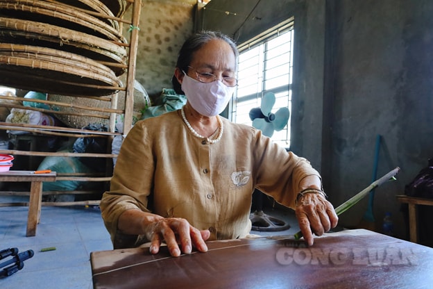 Nghệ nhân Phan Thị Thuận thực hiện công đoạn se tơ từ cuống sen.