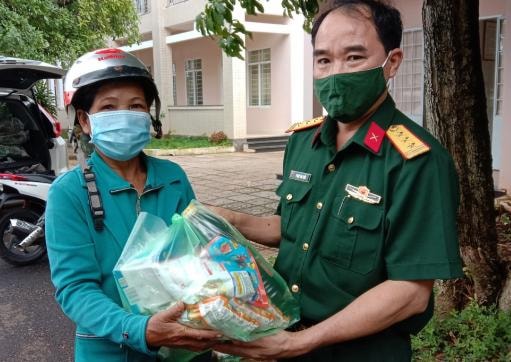 Bộ chỉ huy Quân sự tỉnh Bà Rịa - Vũng Tàu trao tặng nhu yếu phẩm cho người dân.