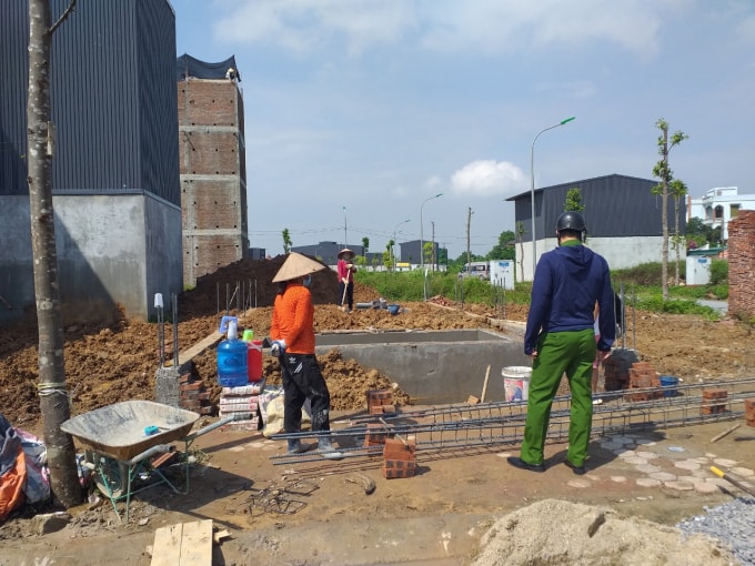 Ngày 24/7, lực lượng chức năng kiểm tra, nhắc nhở tại các công trình xây dựng không cấp bách