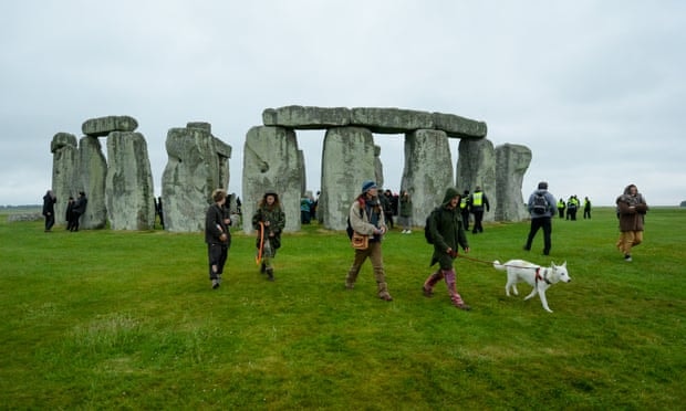 Du khách ở khu Stonehenge.Ảnh: TG