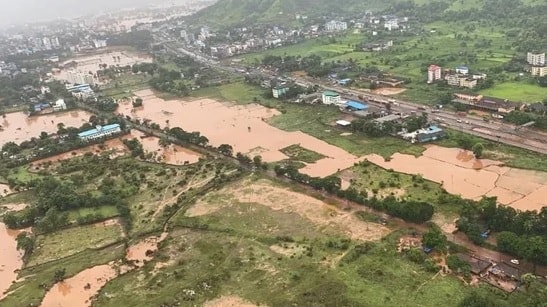 Nhiều vùng ở quận Raigad của bang Maharashtra chìm trong nước lũ do mưa lớn - Ảnh: AFP
