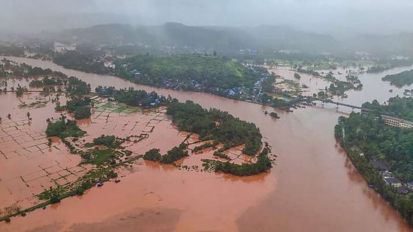 Một khu vực thuộc quận Ratnagiri, bang Maharashtra bị cô lập sau mưa lớn - Ảnh: Không quân Ấn Độ