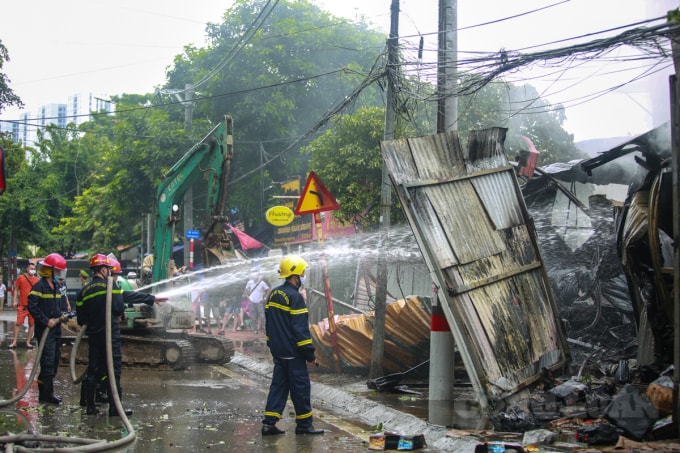 Ghi nhận đến gần 15h chiều cùng ngày, đám cháy cơ bản được khống chế, lực lượng chức năng vẫn đang tiếp tục xử lý.
