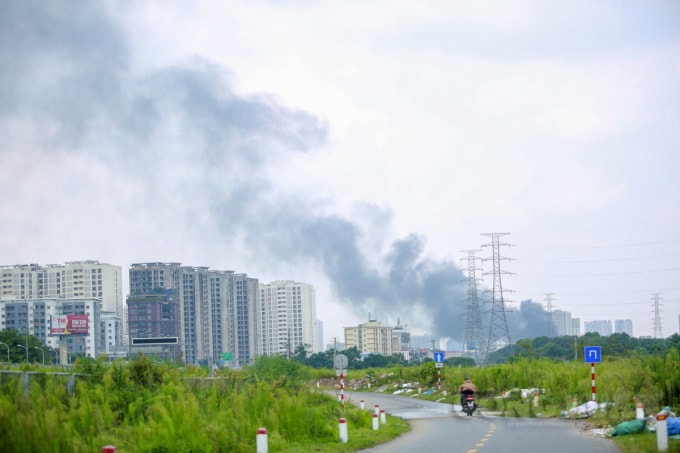 Đám cháy nhìn từ xa, cột khói bốc lên cao trăm mét.