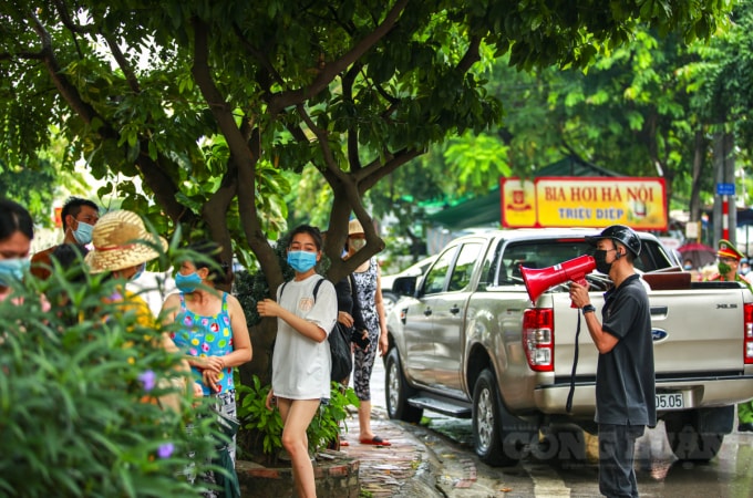 Lực lượng chức năng phải dùng loa, yêu cầu người dân giải tỏa, không được tụ tập tránh lây lan bệnh dịch.