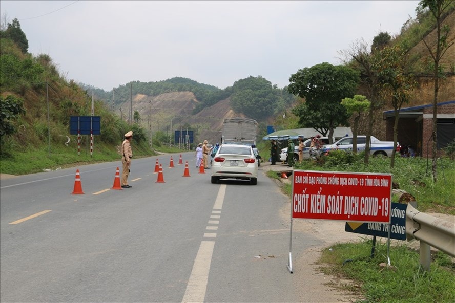 Hình ảnh chốt kiểm soát phòng chống dịch Covid-19 trên đường Hòa Bình - Hòa Lạc. Ảnh: laodong.vn