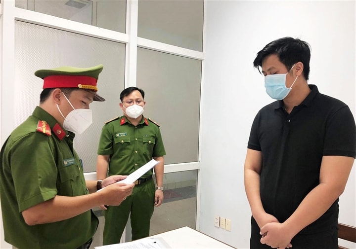Công an công bố quyết định khởi tố Nguyễn Lâm Mạnh về hành vi lừa đảo chiếm đoạt tài sản. Ảnh: vtc.vn