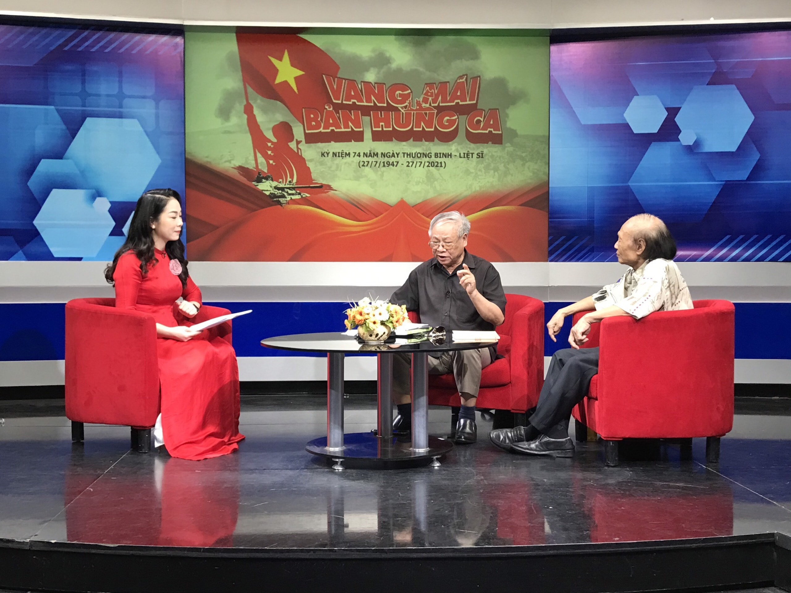 Giao lưu với nhà báo Trần Đức Nuôi, nguyên biên tập viên Đài Phát thanh Giải Phóng và nhà báo - Nhạc sĩ Đoàn Bổng cán bộ biên tập âm nhạc cho Đài Phát thanh Giải phóng. Ảnh: Sơn Hải