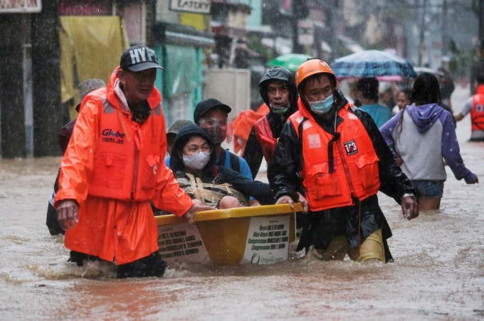 Hàng nghìn người ở thủ đô Manila phải sơ tán vì mưa lũ gây ngập sâu ở nhiều con phố - Ảnh: Reuters