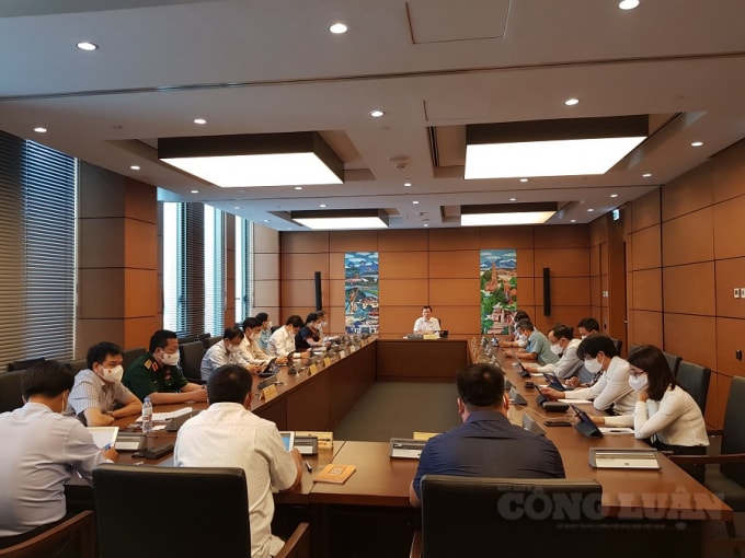 Quang cảnh phiên thảo luận tại tổ 13 của các đại biểu Quốc hội về Kế hoạch đầu tư công trung hạn giai đoạn 2021-2025.