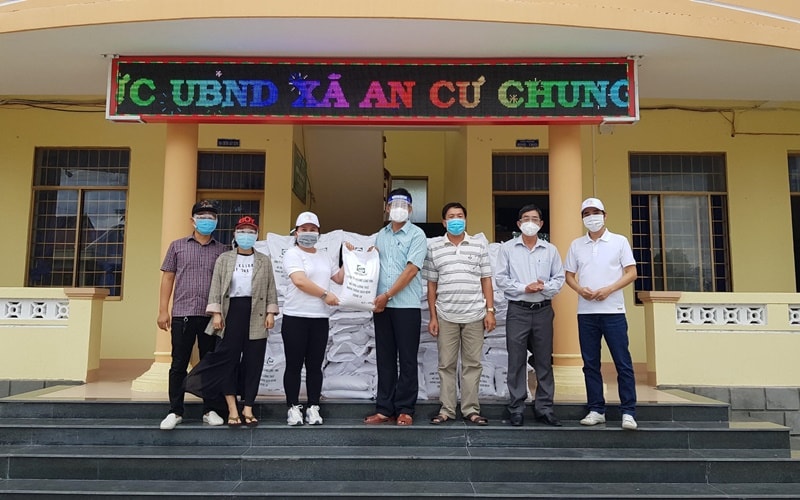 Hội Nhà báo Phú Yên phối hợp Công ty TNHH Sản xuất và Thương mại Hoàng Long Vina tổ chức trao 20,5 tấn gạo để chống dịch. Ảnh: Trình Kế