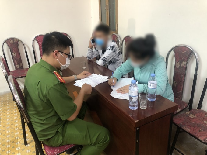 Lập biên bản trường hợp vi phạm. Ảnh: CAHN