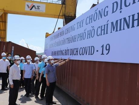 Bí thư Tỉnh ủy Đỗ Trọng Hưng và các đồng chí lãnh đạo tỉnh chúc chuyến tàu lên đường chở hàng hóa đến TP Hồ Chí Minh an toàn.
