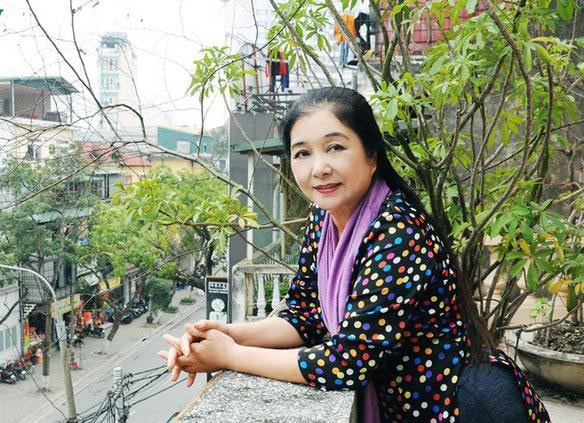 Nữ nghệ sĩ hiện sống hạnh phúc bên chồng và con cháu và vẫn giữ nét hồn hậu, thanh lịch.