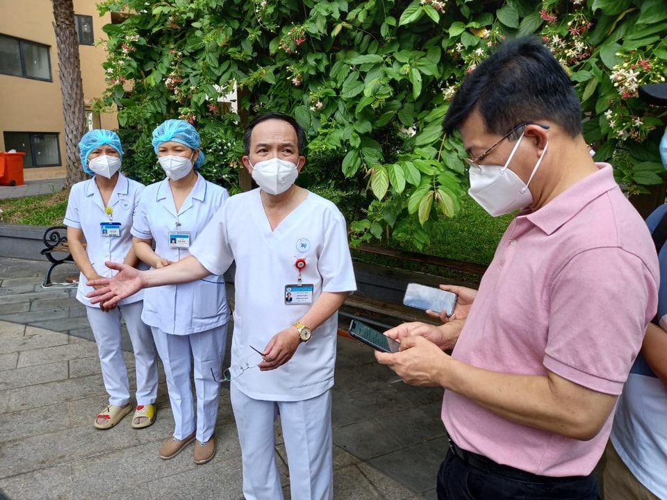 PGS.TS Đỗ Kim Quế (thứ 2 từ bên phải) nói về công tác tiếp nhận, điều trị. Ảnh: Bộ Y tế