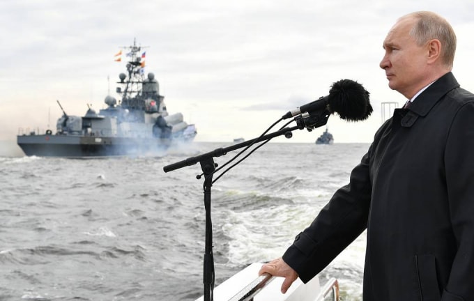 Tổng thống Putin tuyên bố hải quân Nga có thể thực hiện các cuộc tấn công không thể ngăn cản khi tham dự lễ duyệt binh hải quân vào ngày hôm nay (25/7) - Ảnh: Tass