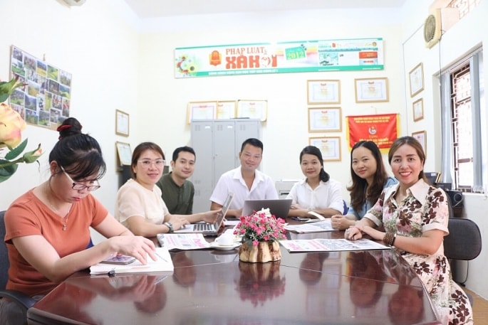 Nhà báo Điệp Quyên (thứ 2 từ phải sang) họp cùng Tổ Pháp luật. Năm 2021, thực hiện Đề án sắp xếp phát triển và quản lý báo chí TP Hà Nội, Pháp luật và Xã hội sáp nhập vào Báo Kinh tế và Đô thị. Trở thành Ấn phẩm Pháp luật và Xã hội và phòng Pháp luật Nội chính trở thành Tổ Pháp luật. Ảnh: NVCC