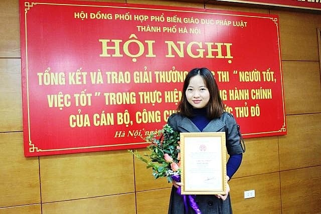Nhà báo Điệp Quyên nhận giải thưởng tại cuộc thi viết “Người tốt, việc tốt trong thực hiện kỷ cương hành chính của cán bô, công chức, viên chức Thủ đô. Ảnh: NVCC