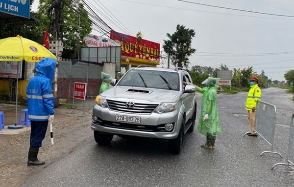 Một chốt kiểm soát phòng chống dịch COVID-19 đang được triển khai trên địa bàn huyện Sóc Sơn, TP Hà Nội