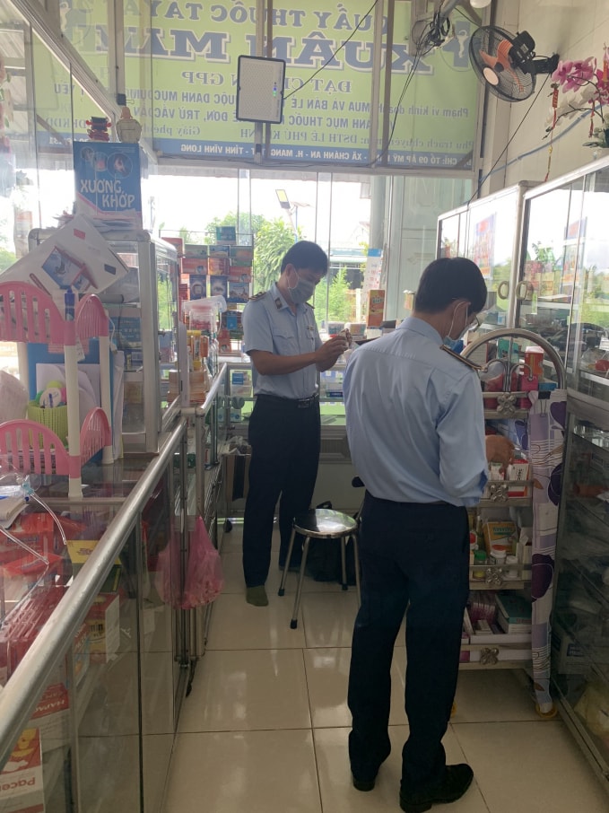 Cục Quản lý thị trường Vĩnh Long đã tiến hành kiểm tra, phát hiện quầy thuốc Xuân Mai đã không niêm yết giá và bán thuốc đã hết hạn