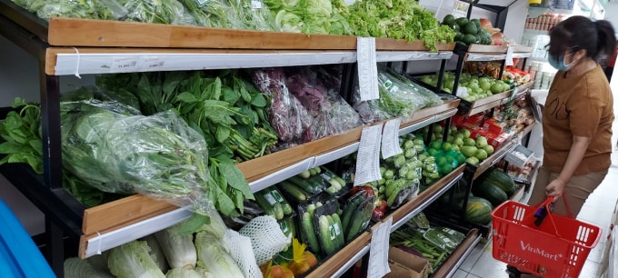 Trước một ngày TP.HCM phát phiếu đi chợ 2 lần/tuần, người dân đổ xô tới các siêu thị mua hàng tích trữ.