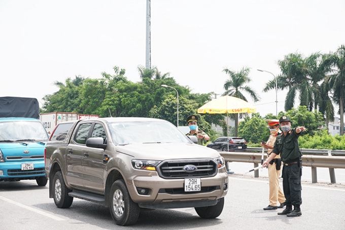 Lực lượng chức năng làm việc tại chốt kiểm soát số 5, cầu Phù Đổng (huyện Gia Lâm). Ảnh: HNP