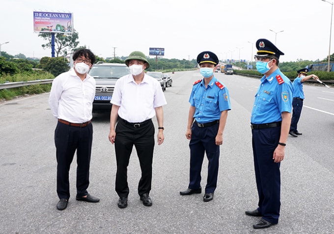 Chủ tịch UBND thành phố khảo sát đoạn đường từ chốt kiểm soát số 5, cầu Phù Đổng (huyện Gia Lâm) đến lối đi vào Thành phố ở Lĩnh Nam (quận Hoàng Mai) . Ảnh: HNP