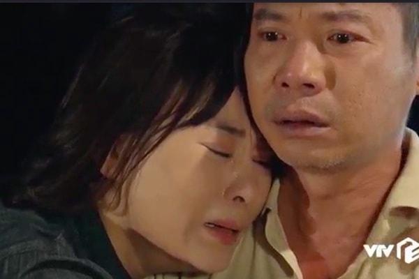 Nam nức nở trong vòng tay của bố nuôi.