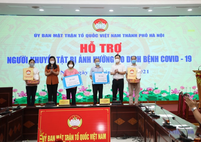 Chủ tịch Ủy ban MTTQ Việt Nam Thành phố Hà Nội Nguyễn Lan Hương trao hỗ trợ cho Hội Người mù và Hội Người khuyết tật Thành phố. Ảnh: HNP