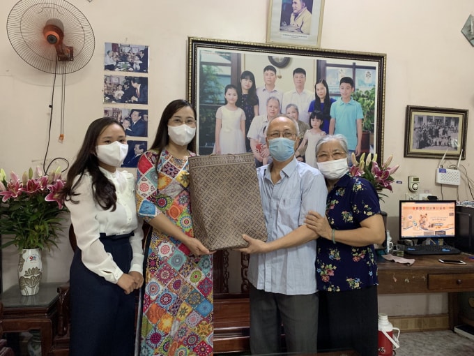 Đồng chí Triệu Thị Thanh Bình thăm hỏi, tặng quà nhà báo thương binh Vũ Quang Đồng, nguyên Phó Tổng Biên tập Báo Vĩnh Phúc