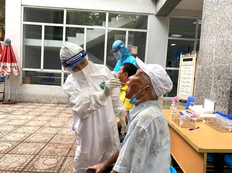 Nhân viên y tế lấy mẫu xét nghiệm Covid-19 cho người dân trên địa bàn quận Hai Bà Trưng. Ảnh: kinhtedothi.vn