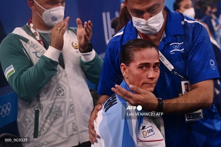 Sau phần thi đấu tại Olympic Tokyo 2020, nữ vận động viên Oksana Chusovitina bật khóc. Ảnh: AFP