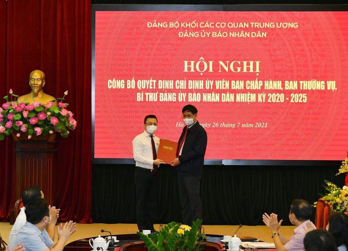 Đồng chí Huỳnh Tấn Việt, Bí thư Đảng ủy Khối các cơ quan Trung ương trao Quyết định chỉ định Tổng Biên tập Lê Quốc Minh giữ chức Bí thư Đảng ủy Báo Nhân Dân nhiệm kỳ 2020-2025. Ảnh: Thủy Tiên