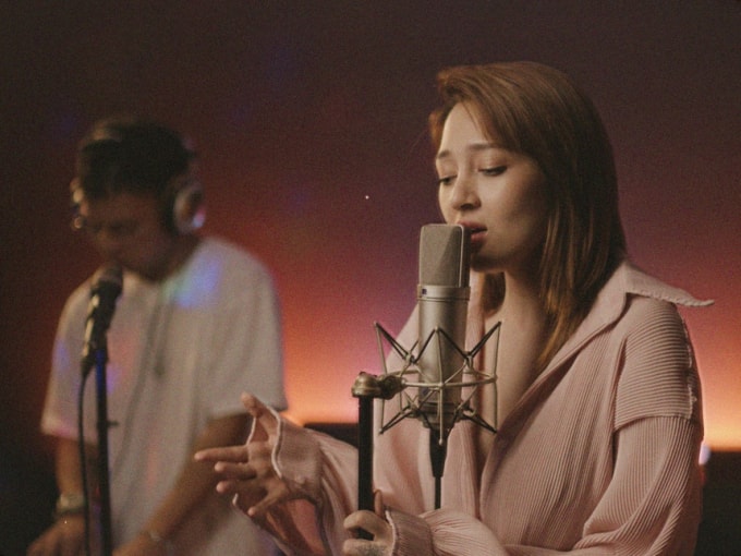 Bảo Anh cũng chọn thể loại cover này để giữ tên tuổi của mình thời gian không có show diễn. Cô hát tròn trịa, giàu cảm xúc.