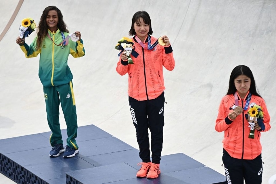Momiji Nishiya (giữa) trở thành nữ vận động viên đầu tiên giành HCV Olympic ở nội dung trượt ván. Ảnh: Getty