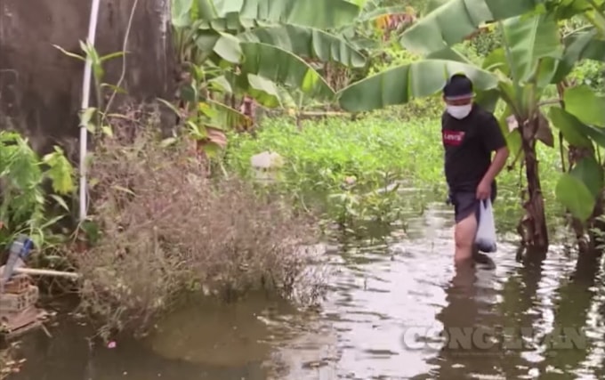 Việc đi lại của người dân gặp nhiều khó khăn, nguy hiểm.