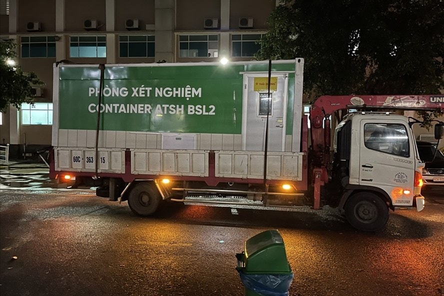 Hình ảnh xe xét nghiệm lưu động SARS-CoV-2. Ảnh: laodong.vn