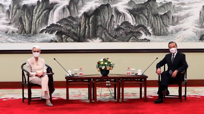 Thứ trưởng Ngoại giao Hoa Kỳ Wendy Sherman (trái) và Ngoại trưởng Trung Quốc Vương Nghị gặp nhau ở Thiên Tân, Trung Quốc, vào ngày 26 tháng 7. © AP