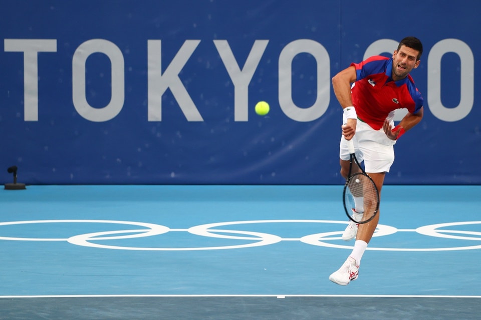 Tay vợt Djokovic kết thúc trận đấu bằng pha giao bóng ghi điểm trực tiếp. Ảnh: Reuters