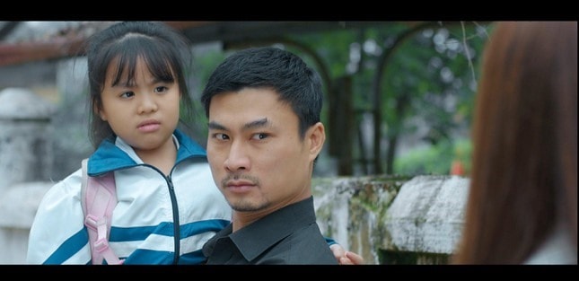 Anh luôn có ác cảm với phụ nữ ở đầu phim dù một mình nuôi con gái.