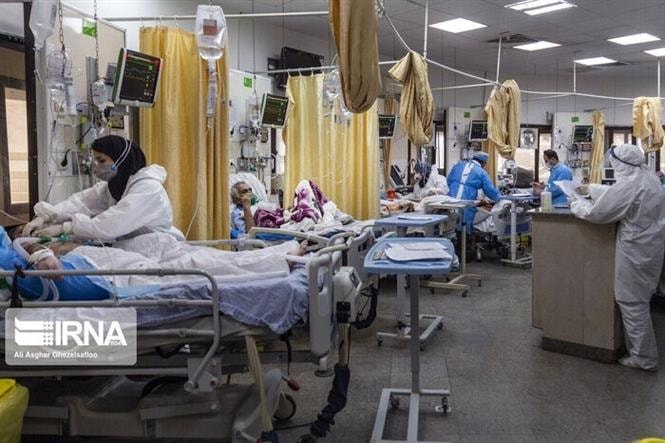 Bệnh nhân nhiễm COVID-19 đang được điều trị tại Tehran, Iran. Ảnh: IRNA