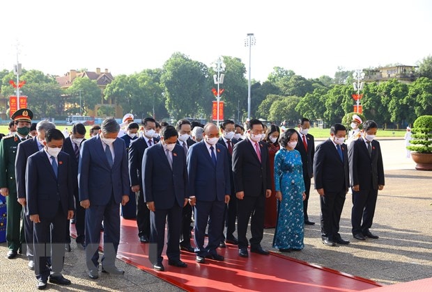 Đoàn đại biểu lãnh đạo Đảng, Nhà nước, Mặt trận Tổ quốc Việt Nam tưởng niệm Chủ tịch Hồ Chí Minh. Ảnh: TTXVN