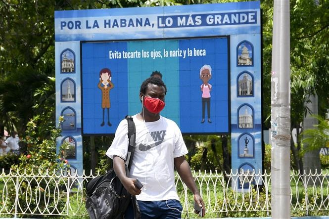 Người dân đeo khẩu trang phòng lây nhiễm COVID-19 tại La Habana, Cuba. Ảnh: THX