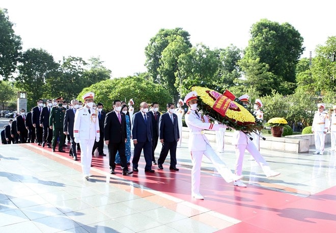 Lãnh đạo Đảng, Nhà nước dâng hoa tưởng niệm các Anh hùng liệt sỹ. Ảnh: TTXVN